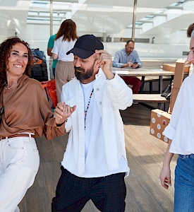 Yeni Bir Söz Söylemek Lazım / Akmerkez